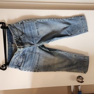 Maurices Capri, light wash, mid rise